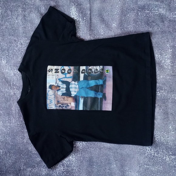 Snoop Dogg Standing In Front Of Car T-Shirt UNISEX - Picture 1 of 4